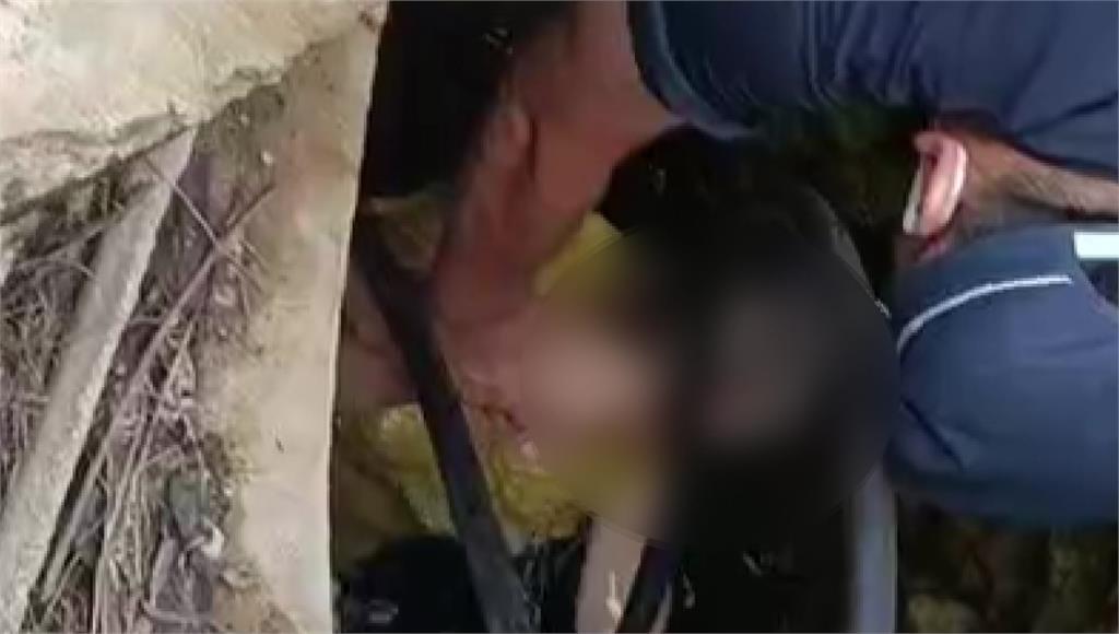澎湖一名6旬婦人為了打水，不慎跌落水井當中。圖／台視新聞