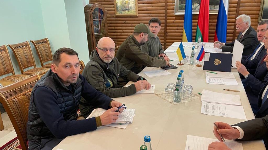 烏克蘭總統府顧問波多利雅科（MykhailoPodolyak）證實，已經開始與俄羅斯代表交談。圖／翻攝自Twitter@Podolyak_M