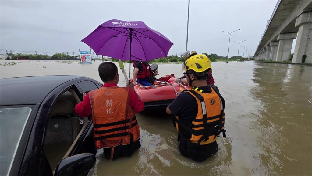 台南大雨狂炸！ 車輛拋錨男子受困車頂