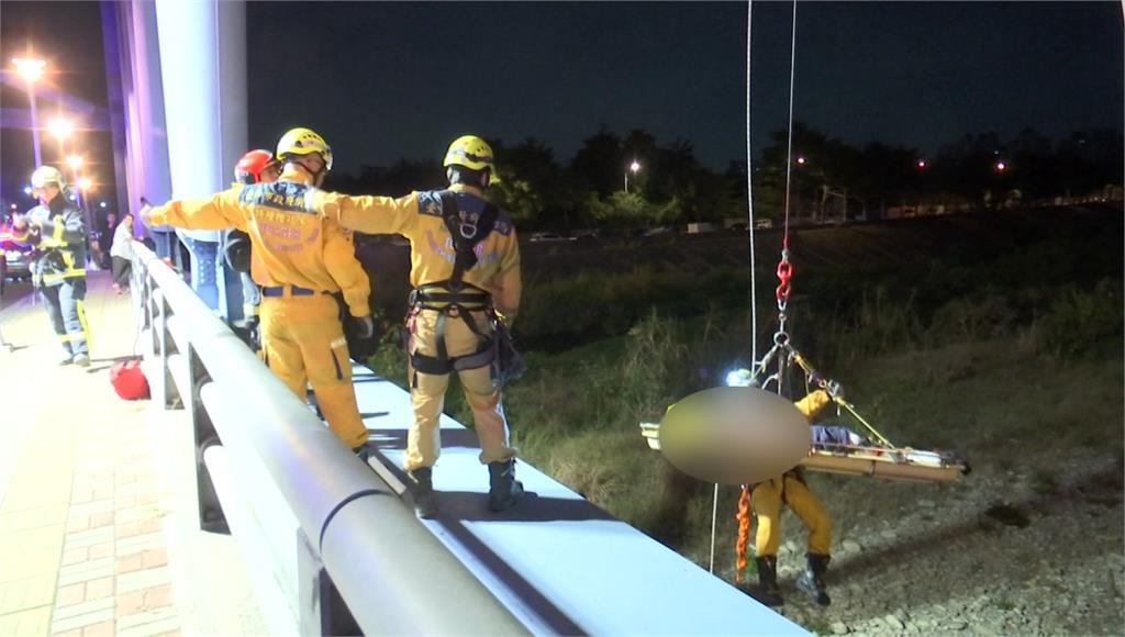 消防人員將跌落橋下6米深的男子，小心翼翼吊掛上來。圖／台視新聞