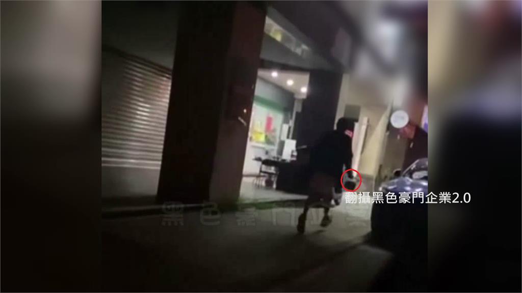 一名男子提著裝著不明液體的水桶跑向網紅「鳳梨」所開的飲料店。圖／翻攝自黑色豪門企業2.0