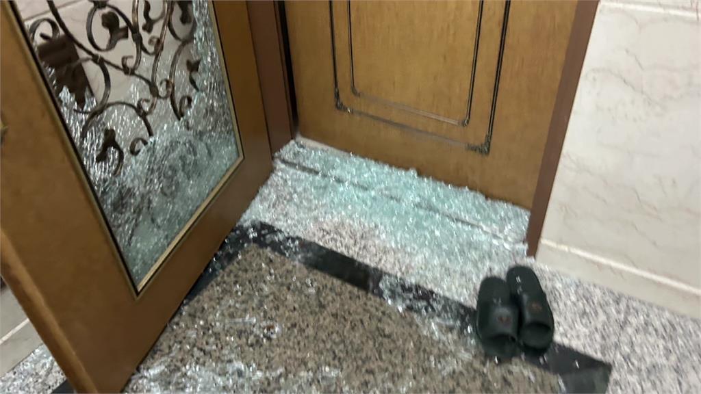 大樓內一名男住戶懷疑兒子遭人欺負，情緒失控持刀撞破鄰居玻璃大門。圖／台視新聞