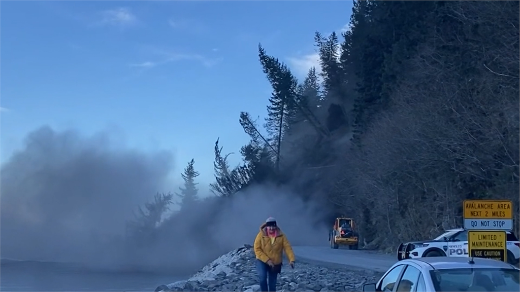 美國阿拉斯加小鎮公路山崩 恐怖瞬間曝光！