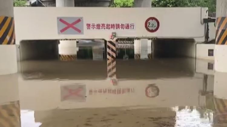 嘉義某處地下停車場，嚴重淹水。圖／台視新聞