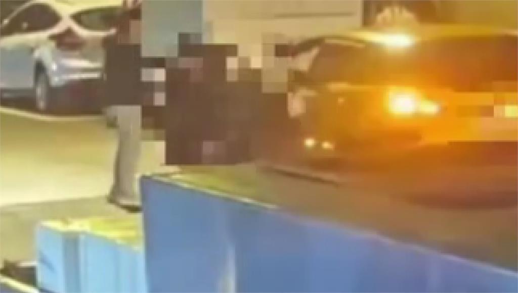 北市爆2男持刀搶計程車！路人救援司機也險被撞 警方鎖定身分追緝中