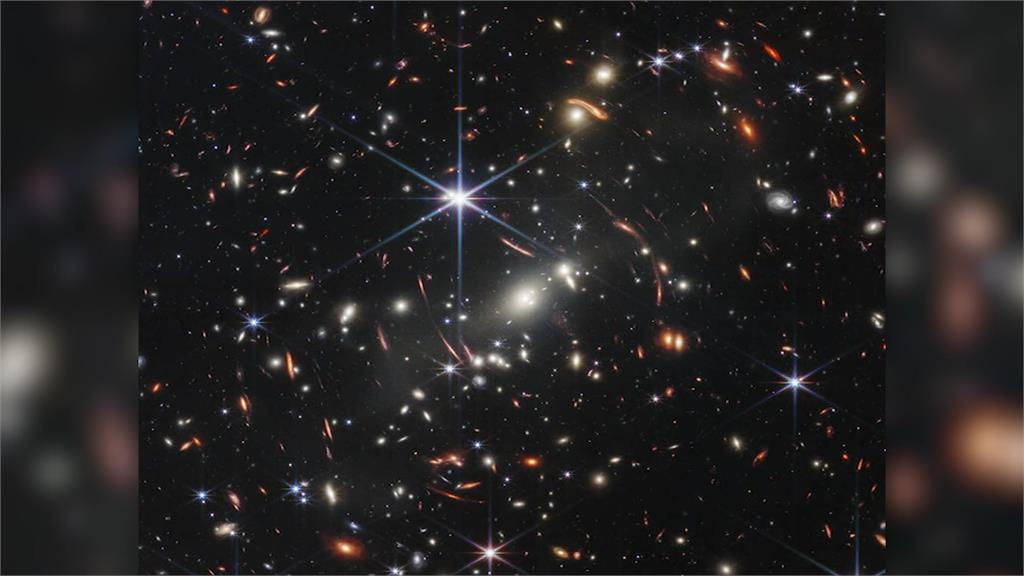 NASA公布韋伯太空望遠鏡拍攝到的「130億多年前星系」。圖／CNN、路透社、美聯社