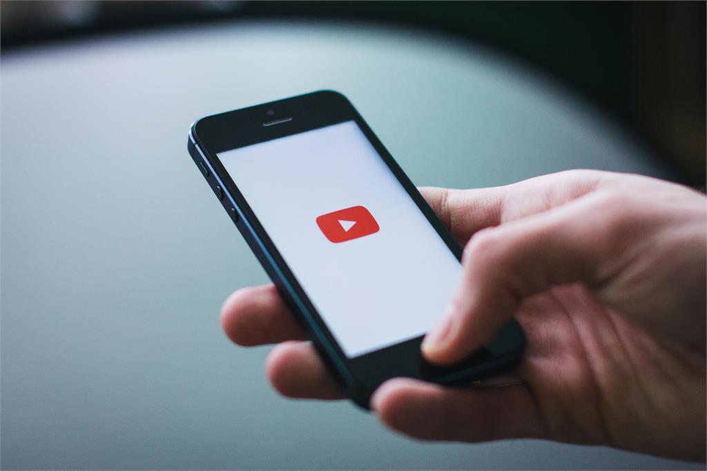 YouTube持續打擊「數位移民」。圖／翻攝自pexels