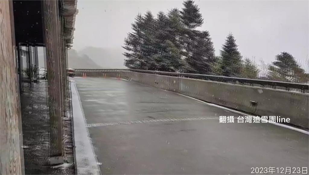 合歡山今飄下入冬第一場瑞雪。圖／翻攝自台灣追雪團line