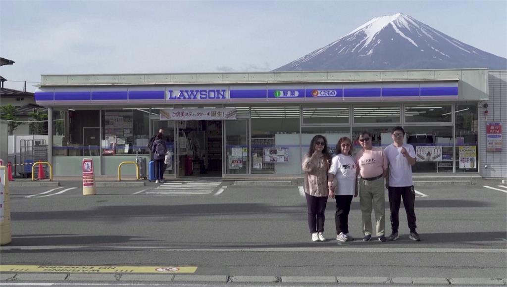 超商拉黑幕阻拍富士山，民眾仍找漏洞照拍。圖／路透社、CNN