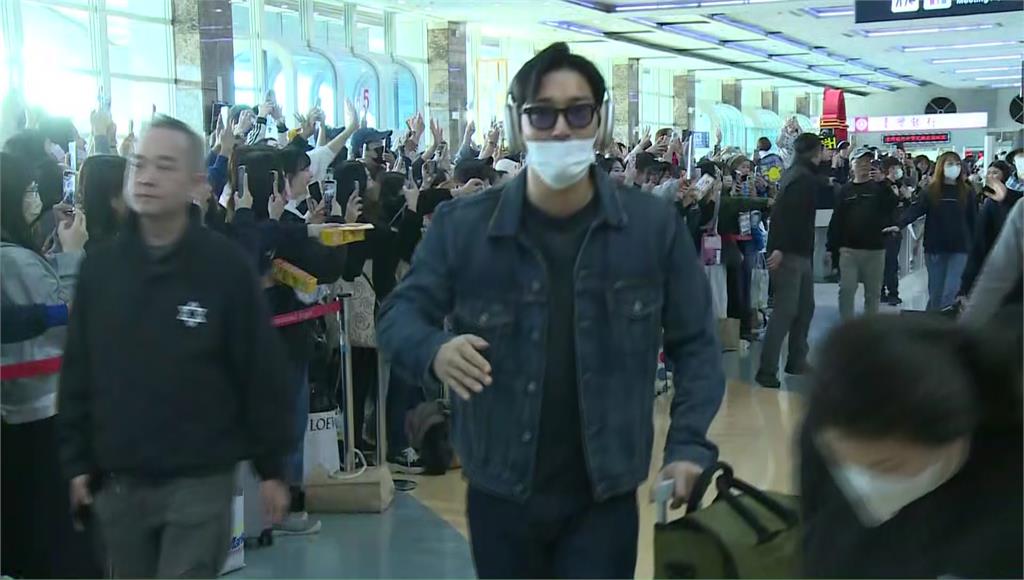 Super Junior抵達高雄了！ 粉絲擠爆小港機場接機