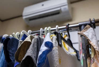 下雨衣服晾不乾又有臭味？專家教「3招」解決  長袖要倒著晾