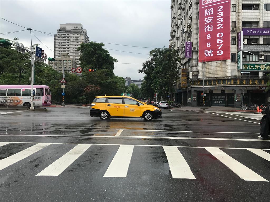 東北風稍增強，北部及東半部有局部短暫雨。圖：胡立夫 攝