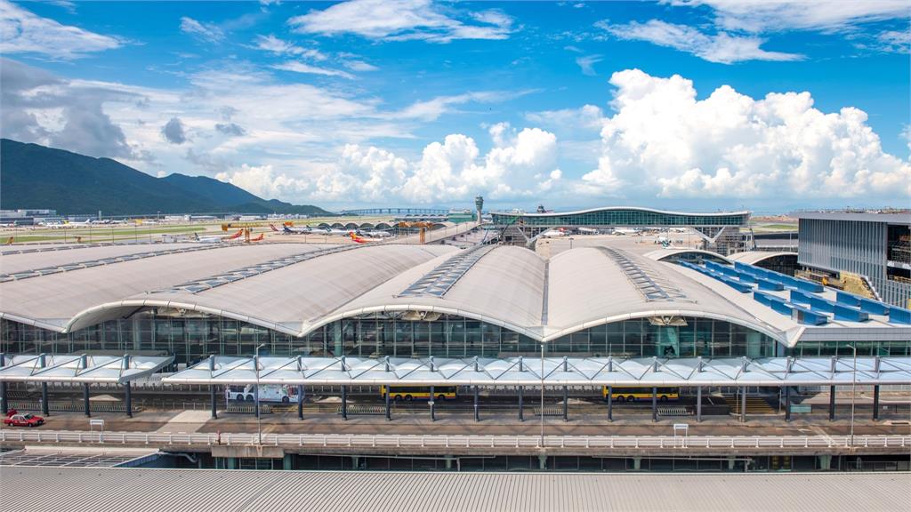 注意！香港機場出發班機 即日起乘客「只能帶2顆行充上機」 