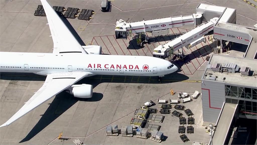 加拿大航空的空服員發起大罷工。圖／CNN、路透社