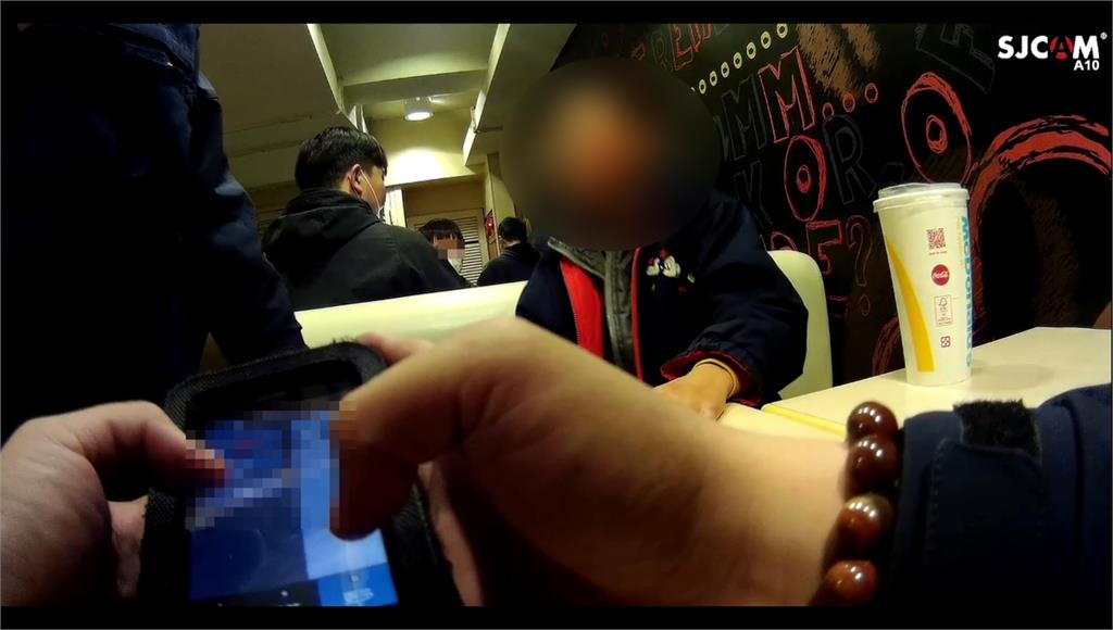 男童獨自一人逗留速食店內，員警獲報上前關心。圖：台視新聞