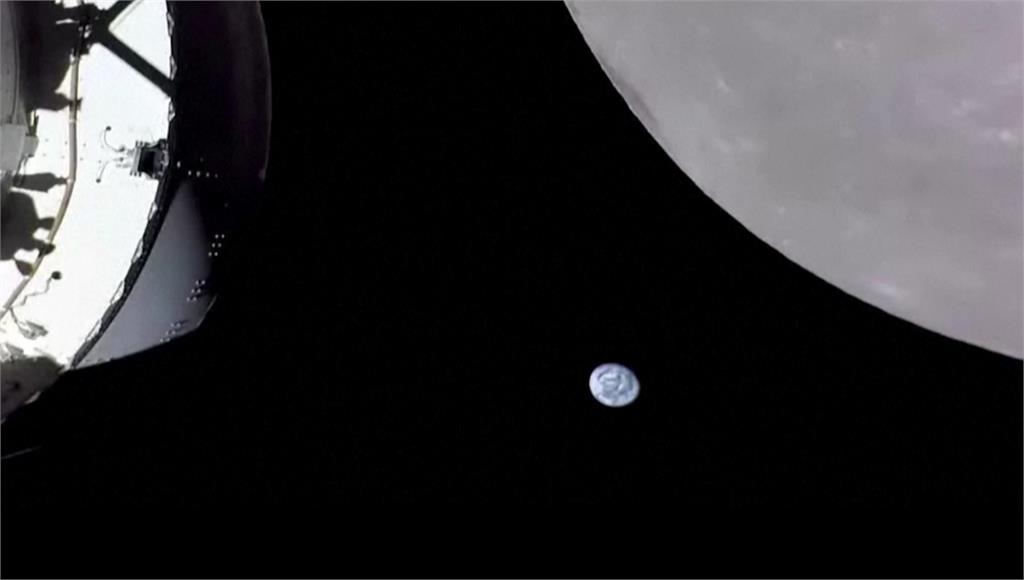 「獵戶座太空船」與月球、地球同框。圖／NASA