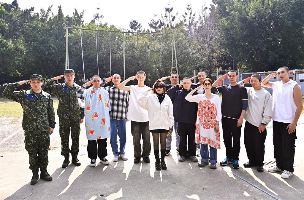 《九條好漢在一班》兩位班長、九位星兵和兩位特派髮婆。圖／台視
