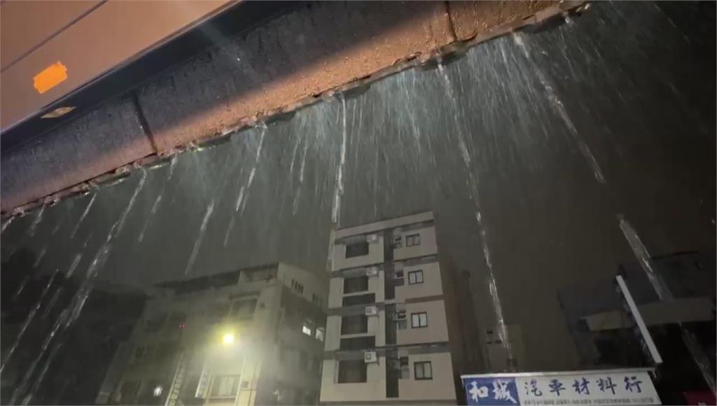 雷神.雨神降臨！台中暗夜閃電+驟雨 馬路變水路