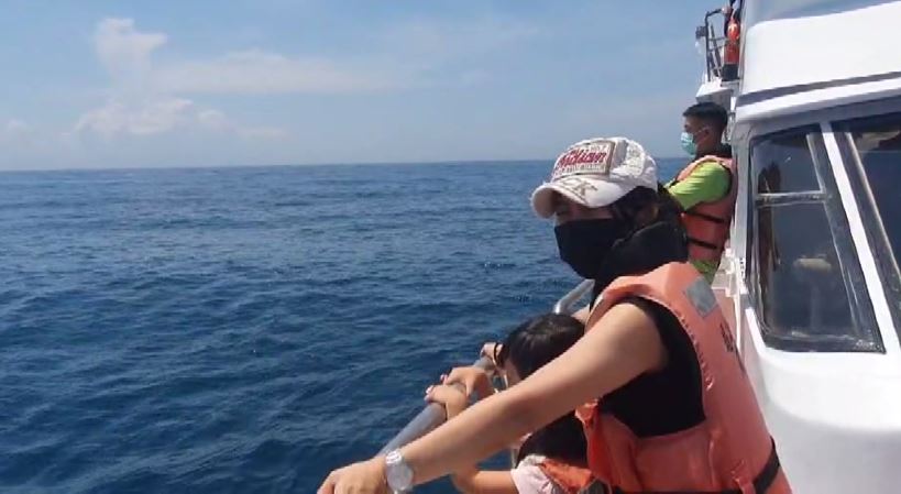 遊客開心出海，在船上全程須配戴口罩。圖／台視新聞