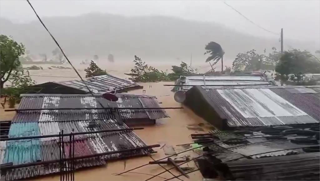 鳳凰颱風襲菲！100萬人撤離家園 加油站屋頂被吹翻、平房滅頂釀2死