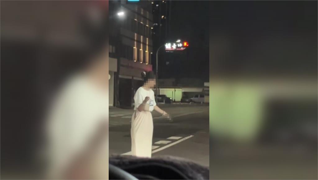 當街起乩？高雄女持剪刀揮舞　網看傻：哪尊神明降落了