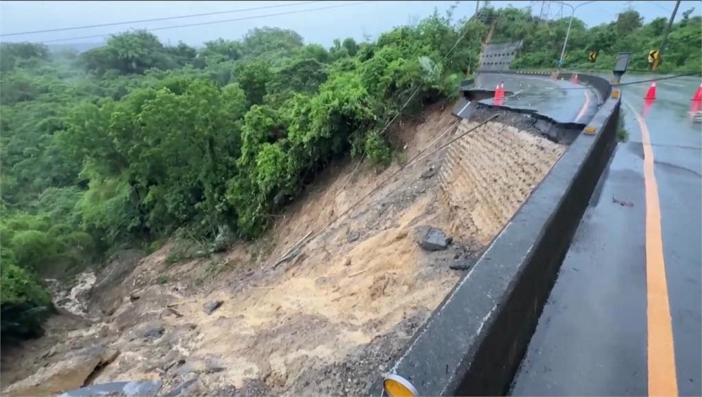 龍崎路基崩落「電杆滑下邊坡」 7戶一度停電