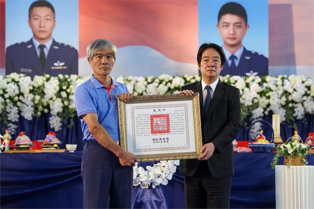 T-34失事殉職飛官今告別式 賴總統親自頒褒揚令