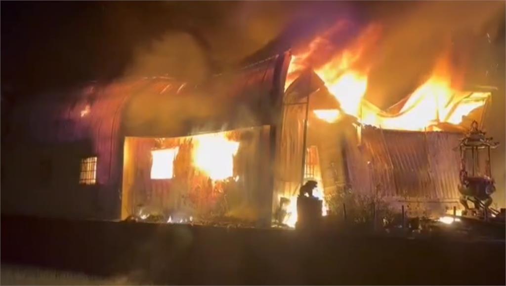 苗栗苑裡清晨大火 鐵皮建物燒塌幸無人傷亡