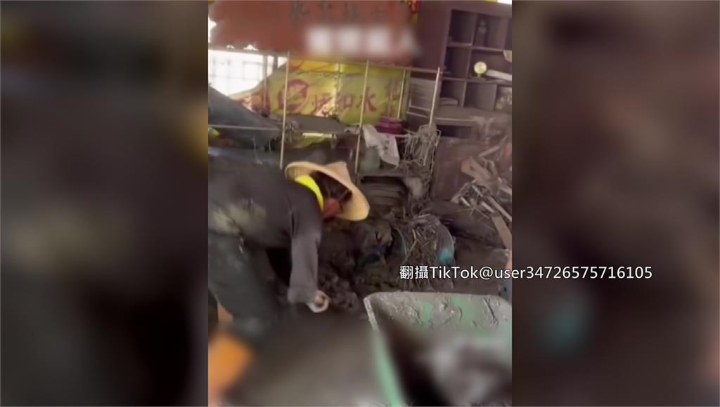 男子俐落清淤，但仔細一看他的右手只有半截。圖／翻攝自TikTok@user34726575716105