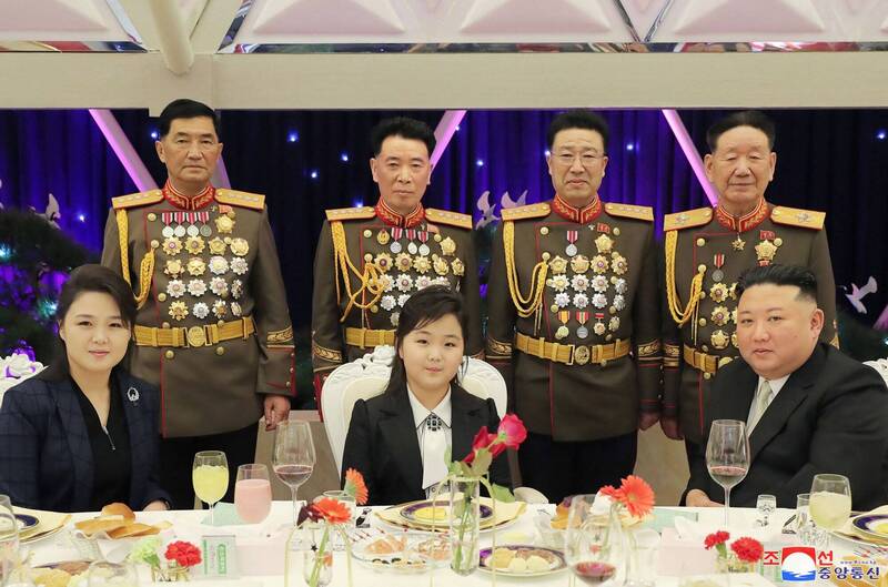 北韓第一千金金朱愛坐在正中間。圖／翻攝自kcna.kp