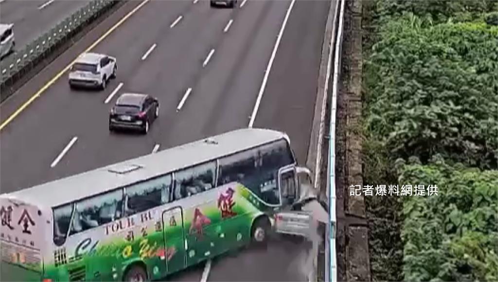 雲林遊覽車4死「撞擊驚悚畫面曝」　飆速左右甩動撞...