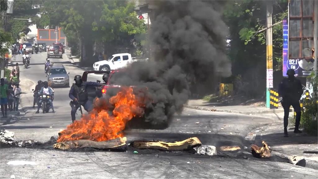 黑幫趁總統離開海地製造最新一波動亂。圖／RTS、APTN