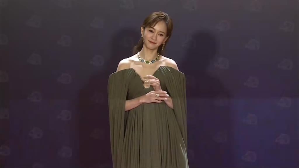 金馬62／陳意涵紅毯秀香肩美背 受訪喊話老公：想分享喜悅