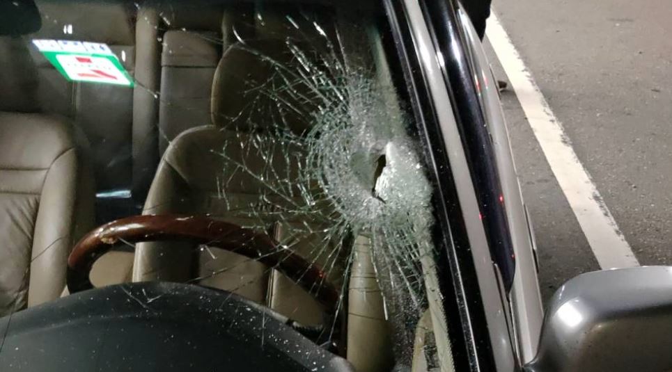 民眾的轎車遭刑警撞擊，擋風玻璃破碎。（圖：台視新聞）