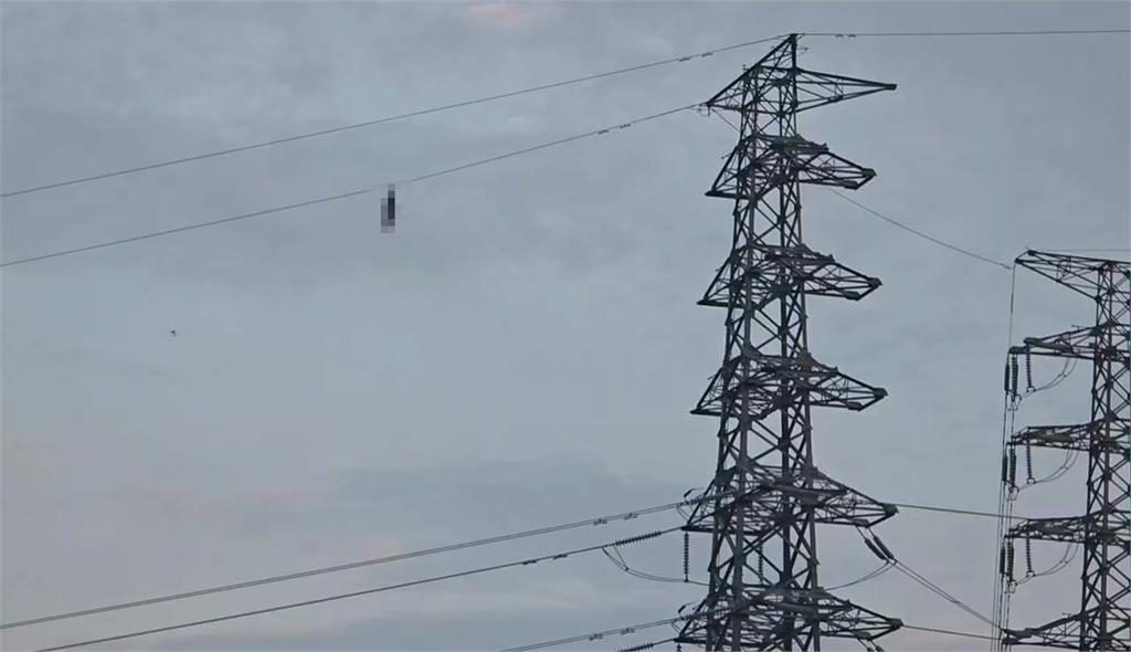 男子掛在高壓電塔的電線上，已經死亡。圖／台視新聞