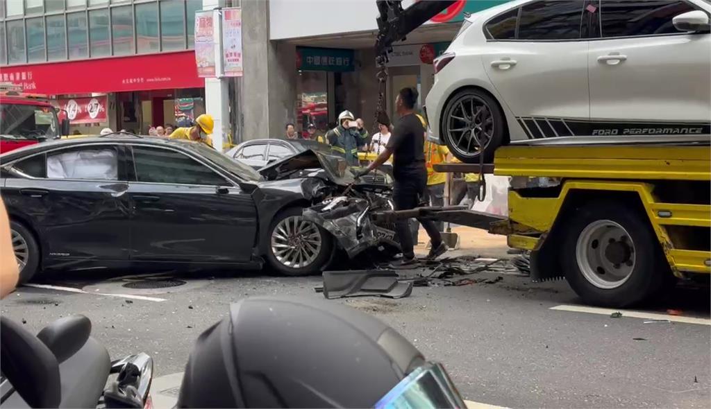 北市又傳嚴重車禍！78歲翁開轎車疑暴衝追撞4車　8人傷