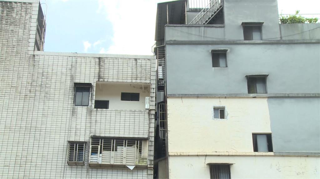 基隆有兩棟公寓疑似因土壤液化，導致建物傾斜，兩頂樓幾乎要「黏在一起」。圖：台視新聞