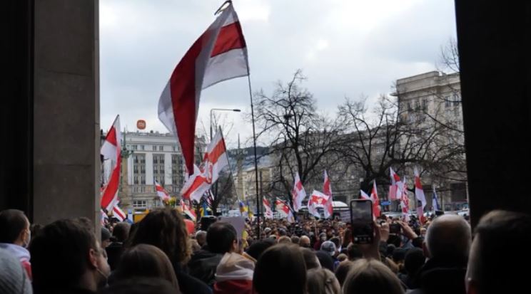 烏、波、白俄三國人民齊聚華沙街頭抗議。圖／翻攝自AP Direct