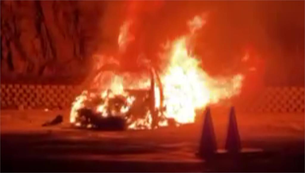 賓士車燒成一團火球，巨大濃煙直竄天際。圖：台視新聞