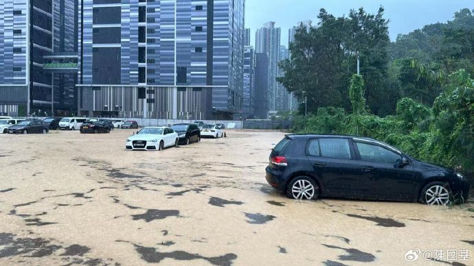 香港降下暴雨，多地傳出淹水災情，汽車被水淹。圖／翻攝自微博@香港特别行政區政務司司長陳國基