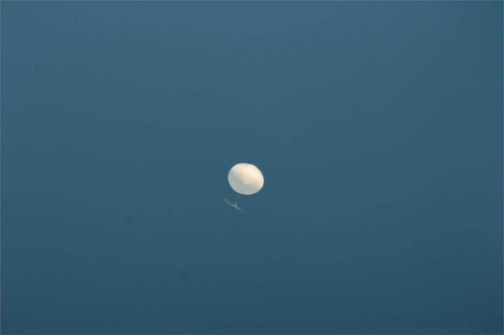 鄭明典在臉書PO出白色氣球漂浮在空中的照片。圖／翻攝自鄭明典臉書