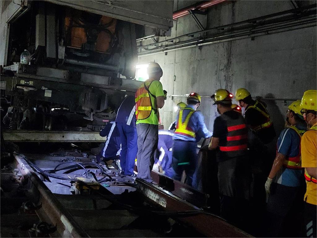 今日凌晨焊軌車出軌，工程人員緊急搶修。圖／台灣鐵路提供