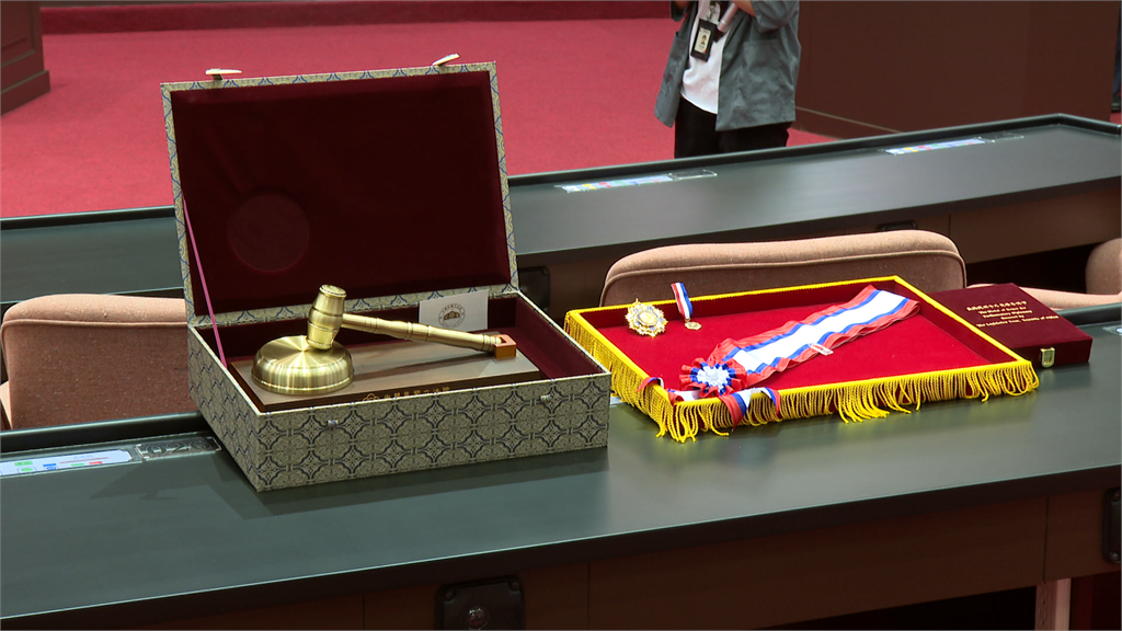 授予維特齊的紀念議事槌及國會外交榮譽一等獎章。圖：台視新聞