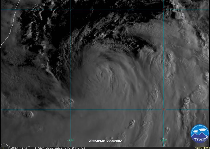 中央氣象局長鄭明典在臉書指出「軒嵐諾」已轉弱中颱。圖／翻攝自RAMMB Himawari-8 Imagery