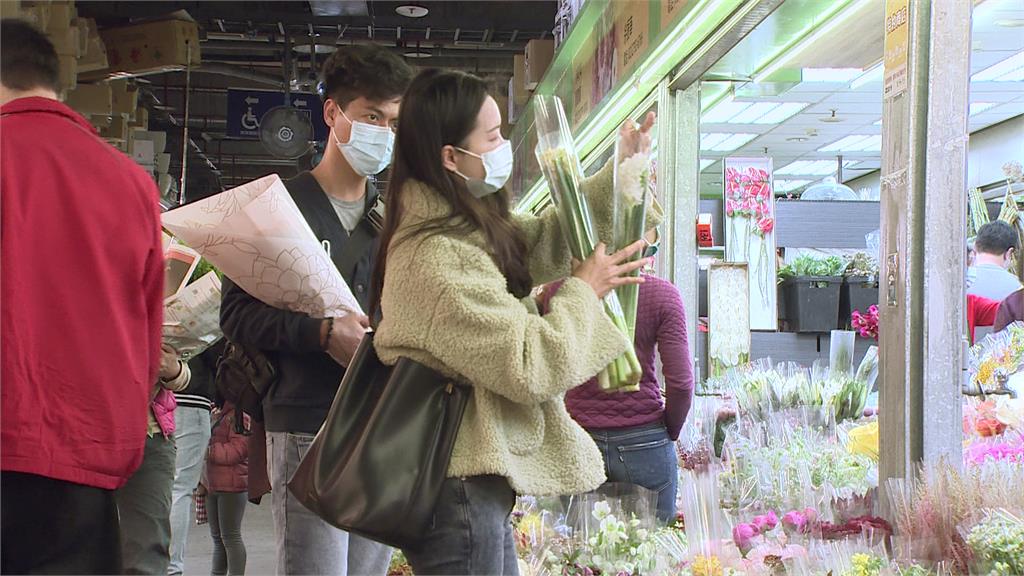 許多民眾至花市選購花束。圖：台視新聞