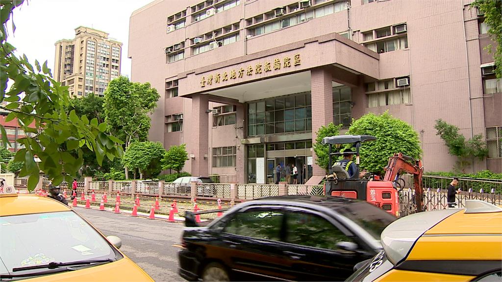 板橋驚傳帶槍闖法院！男子包內藏空氣槍 遭法警攔下當場扭送警局