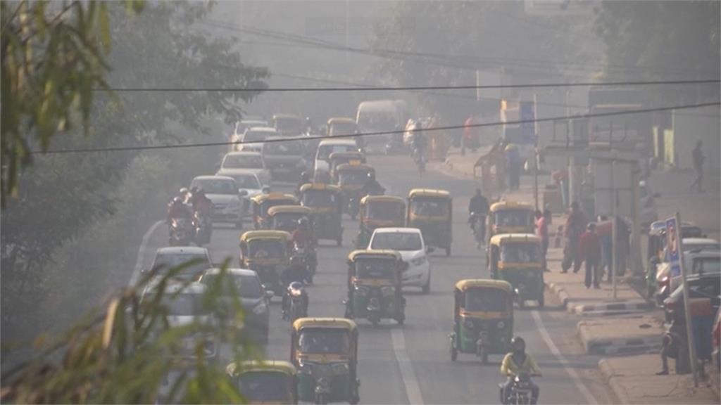 印度新德里街頭一片霧茫茫。圖／翻攝自AP Direct