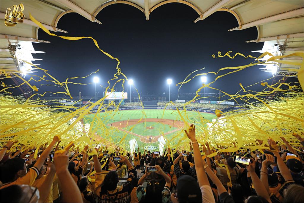 2萬名滿場球迷湧進台中洲際棒球場，見證中信兄弟二連霸。圖／翻攝自Facebook@Brotherelephants