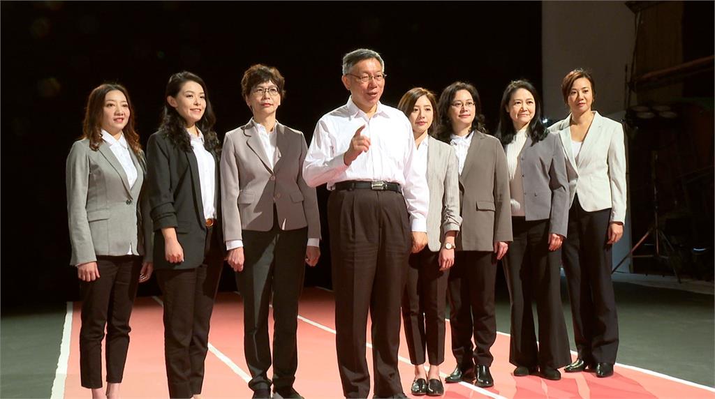 柯文哲一早利用空檔，帶著台灣民眾黨不分區立委女性提名人拍宣傳短片。圖：台視新聞