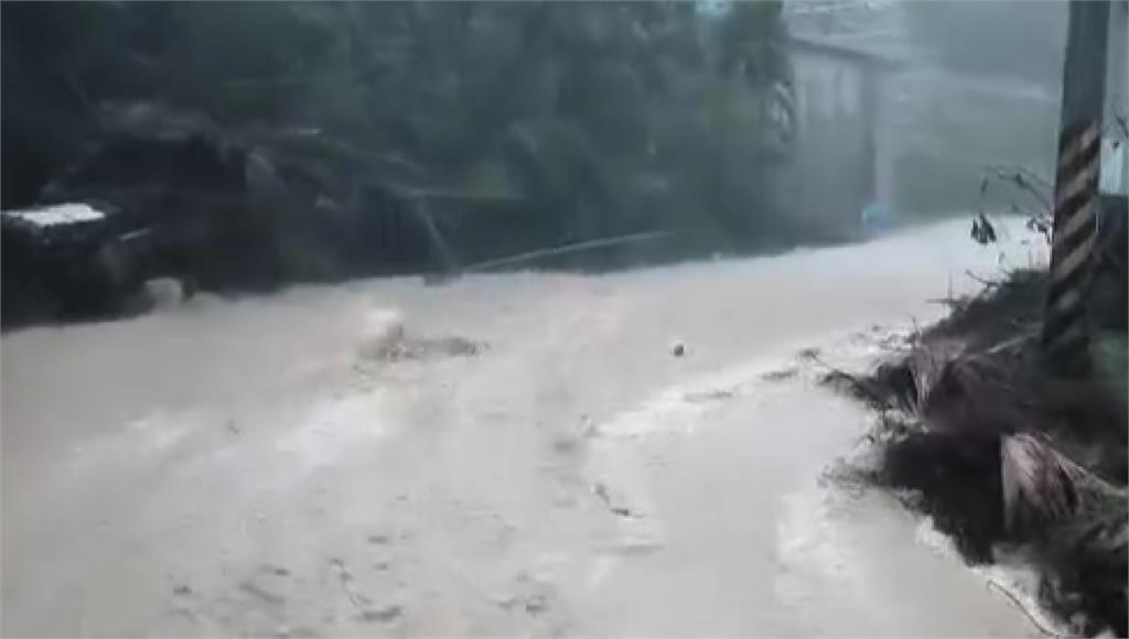 嘉義山區發生土石流，道路慘被泥水淹沒。圖／台視新聞